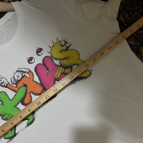 Uniqlo UT KAWS Graphic T-Shirt Mens White Short Sleeve Tee Large - Picture 4 of 6